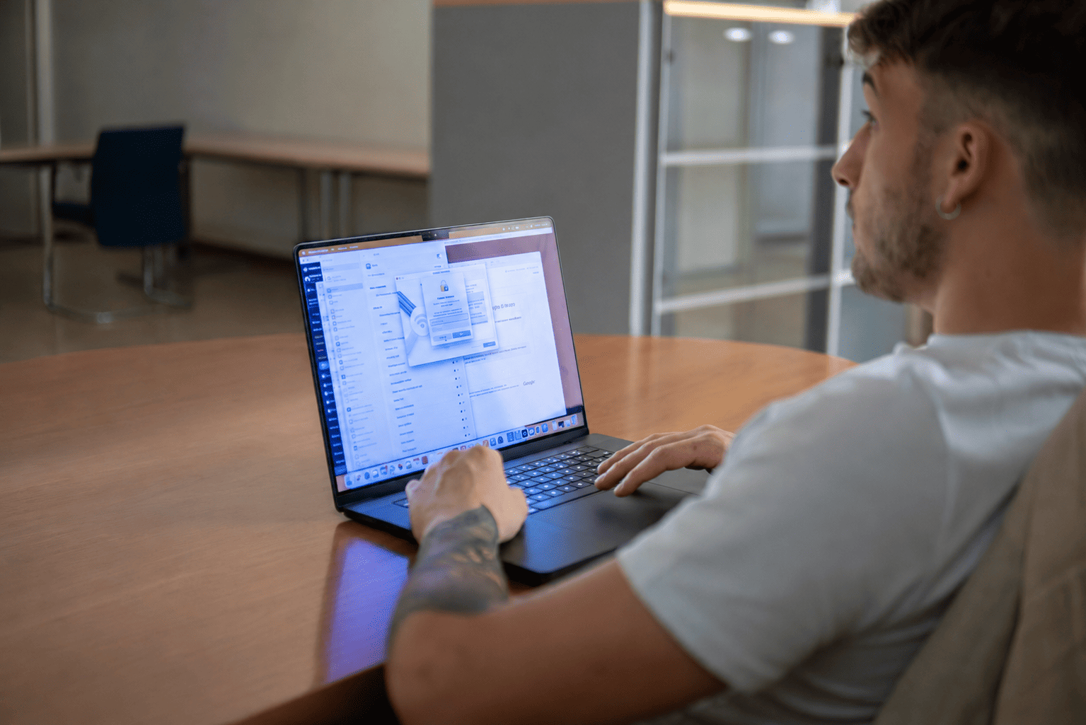 Junior Business Developer al lavoro in coworking